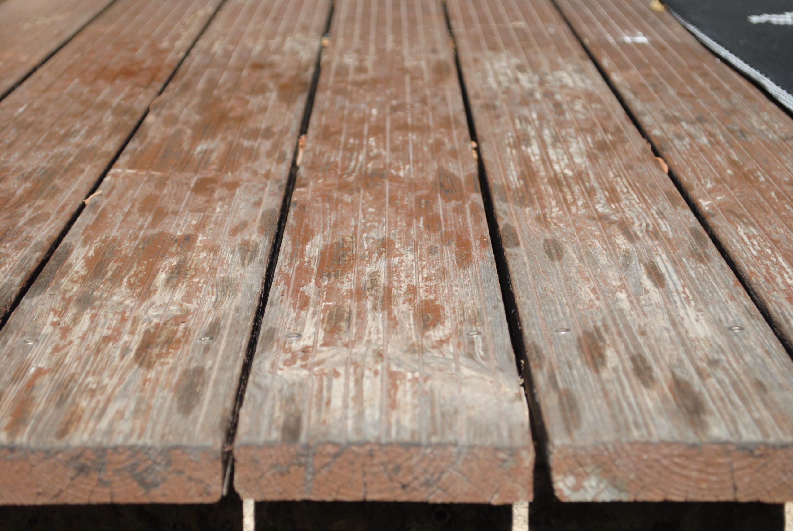 lames de terrasse en bois dégradées par le temps