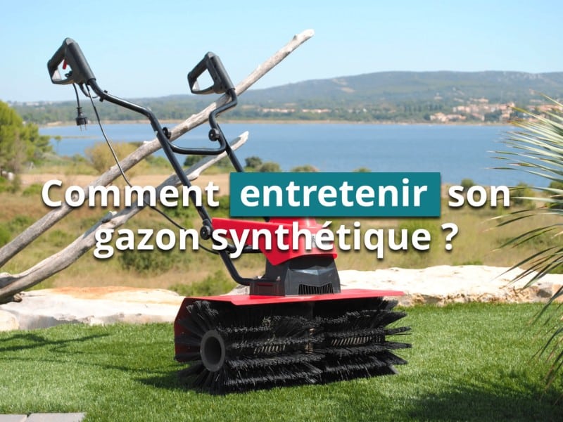 On voit une machine qui sert à entretenir du gazon synthétique