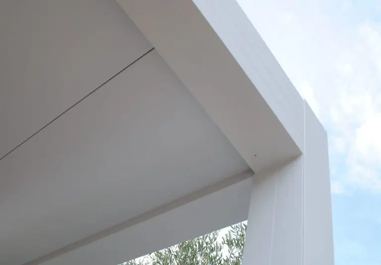 carport blanc vue du dessous