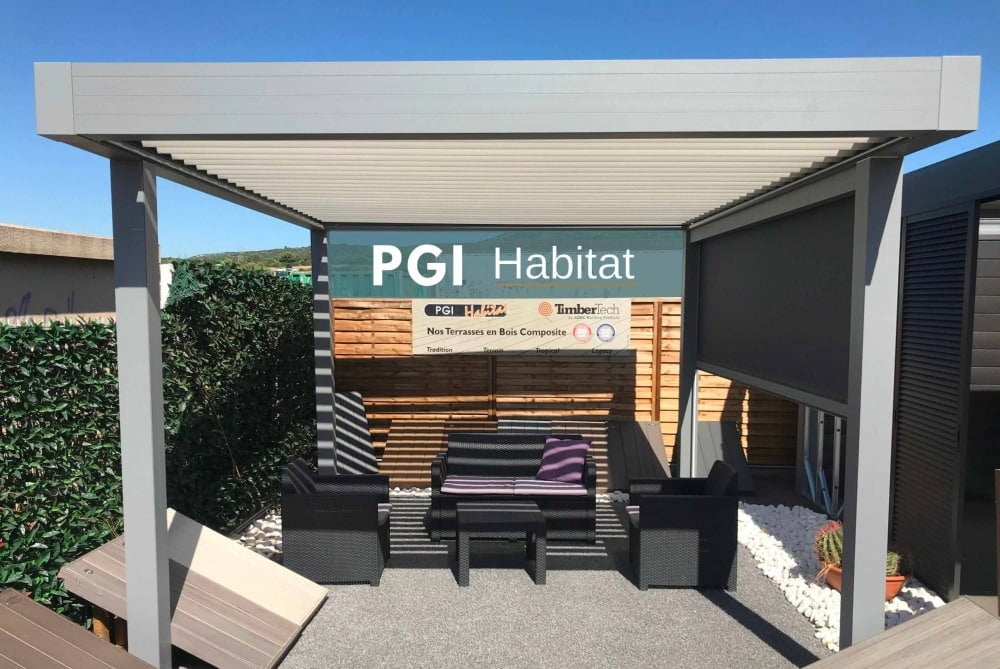 Pergola bioclimatique aluminium dans le showroom