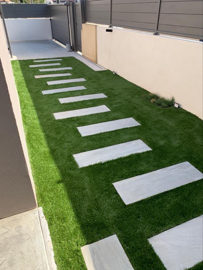 Allée en pelouse artificielle