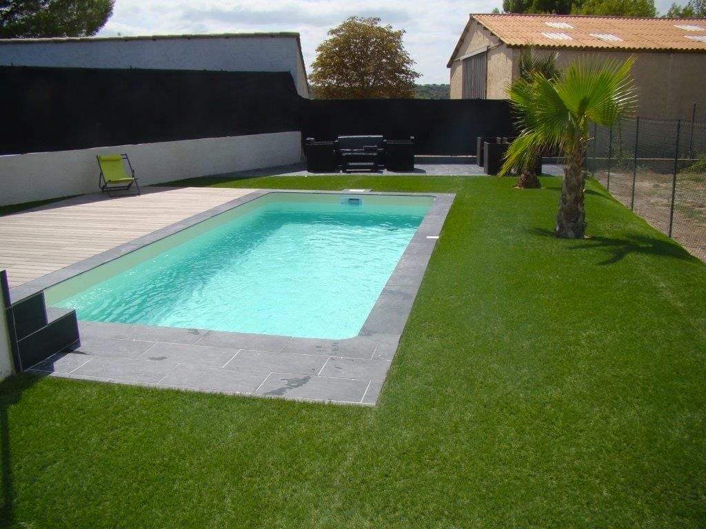 Gazon synthétique en bord de piscine