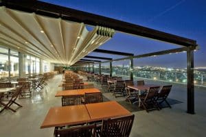 Lire la suite à propos de l’article Pergola ou Véranda : Quelle Couverture Extérieure pour la Terrasse de mon Restaurant ?