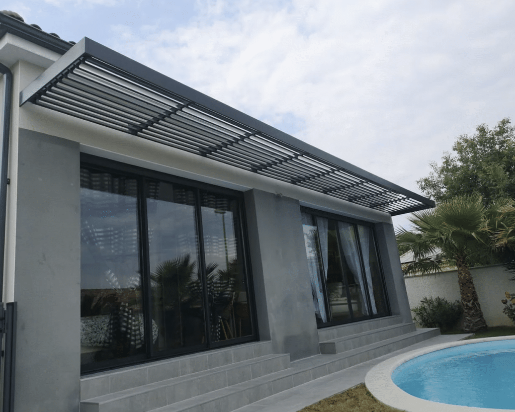 Brise soleil à lames fixes, une solution pour diminuer la température des maison