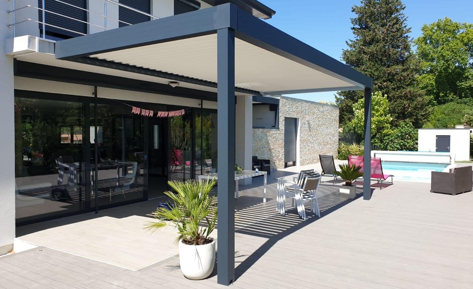 <center>Pergola bioclimatique sur Nîmes