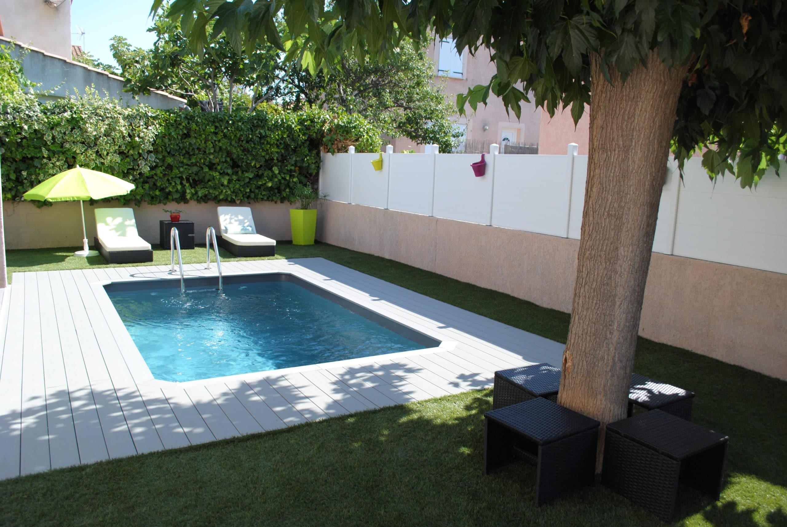 Gazon synthétique en bord de piscine