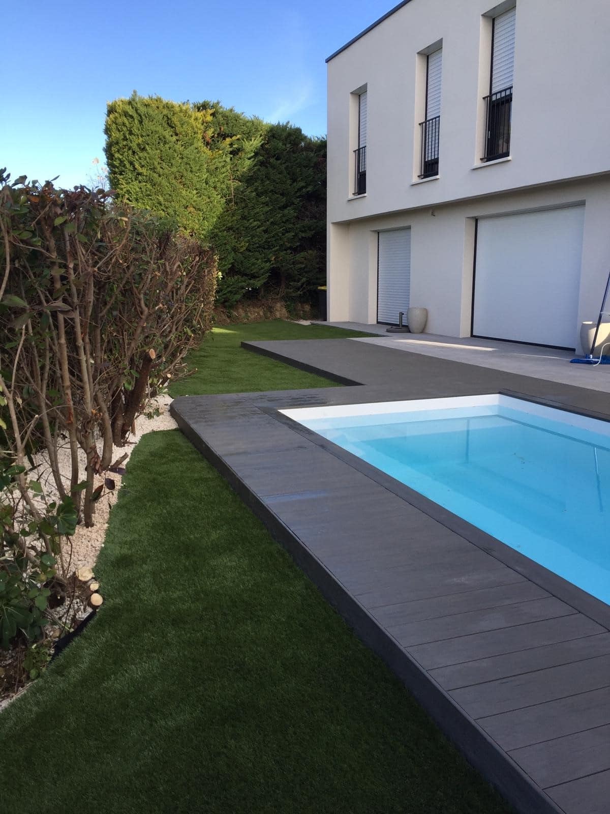 Bord de piscine en terrasse composite et gazon synthétique PGI Habitat 
