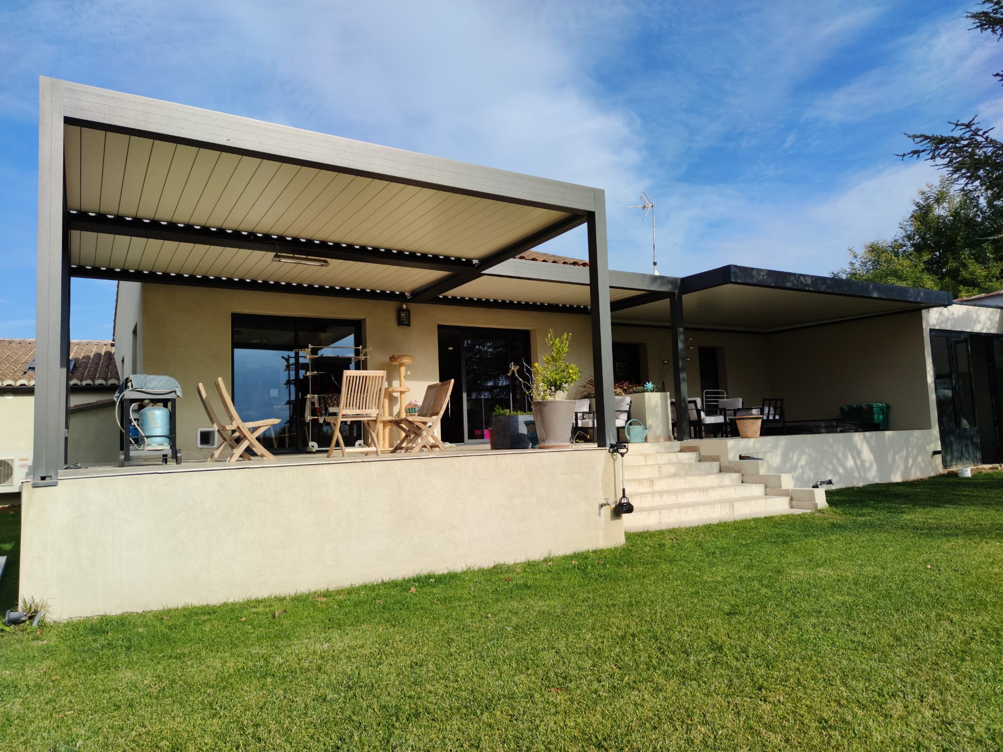 Pergola bioclimatique 3 modules et abri Thermotop à Saint-Quentin-la-Poterie