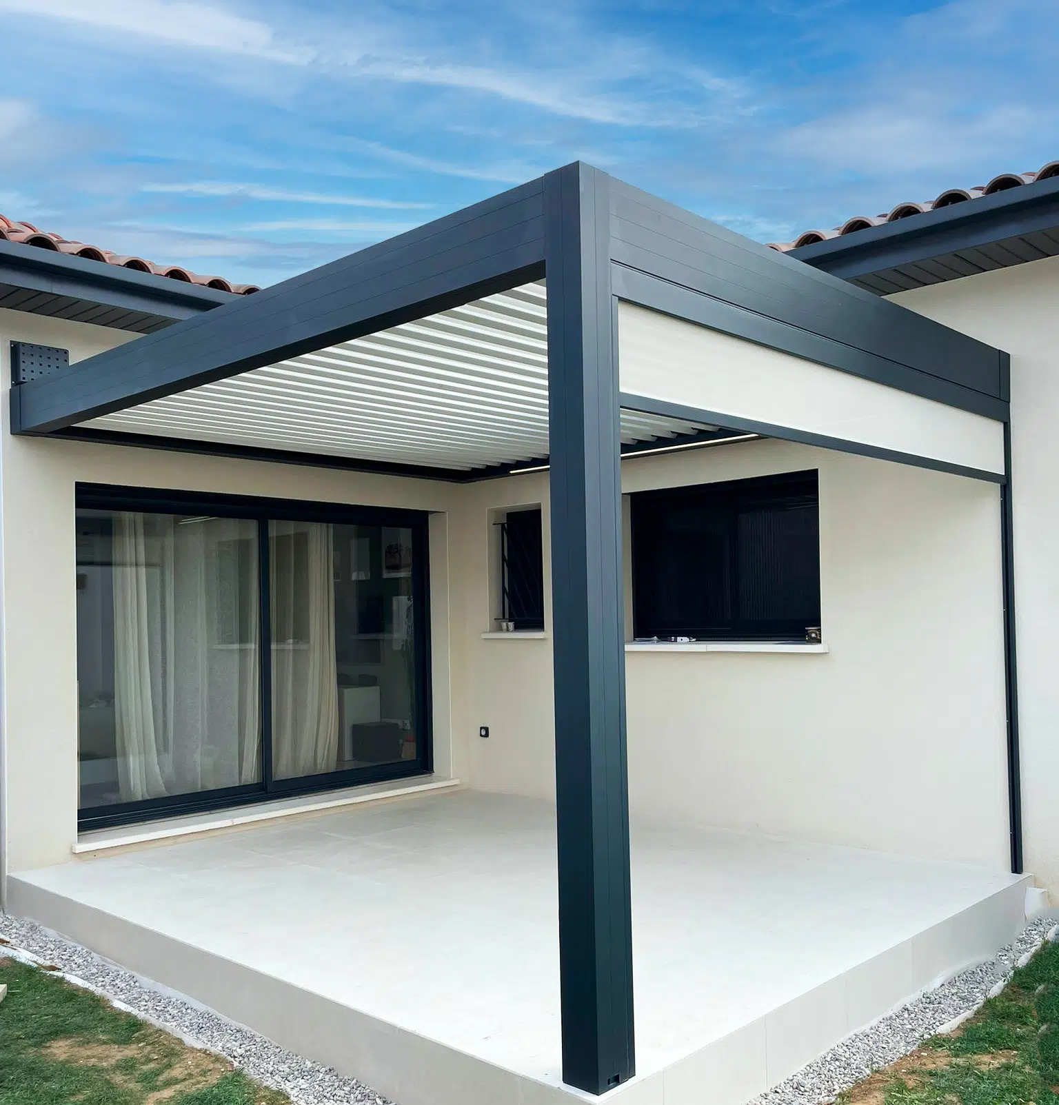 Module bioclimatique en aluminium avec store latéral