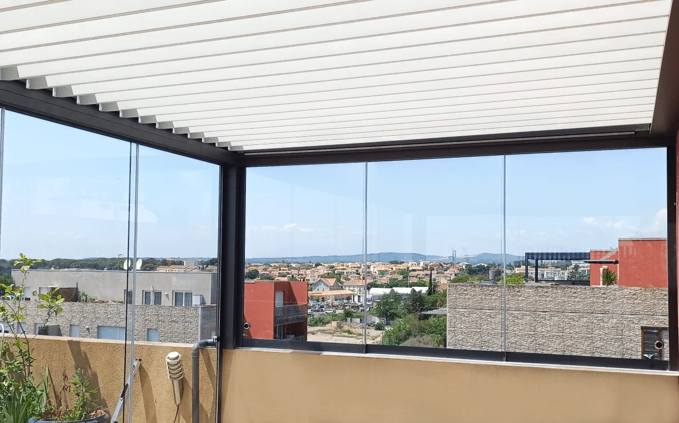 Pose d’une pergola sur un balcon avec panneaux verres