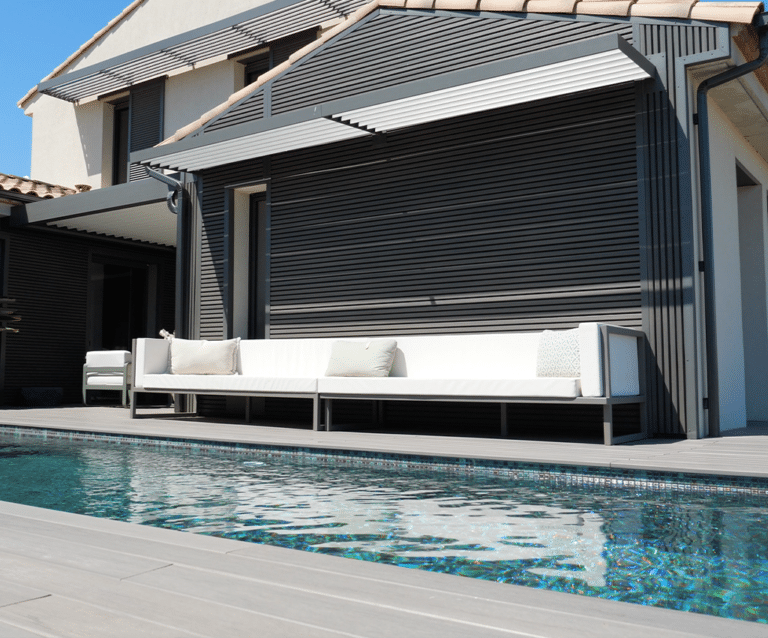 Aménagement extérieur : bardage bois composite et menuiserie aluminium