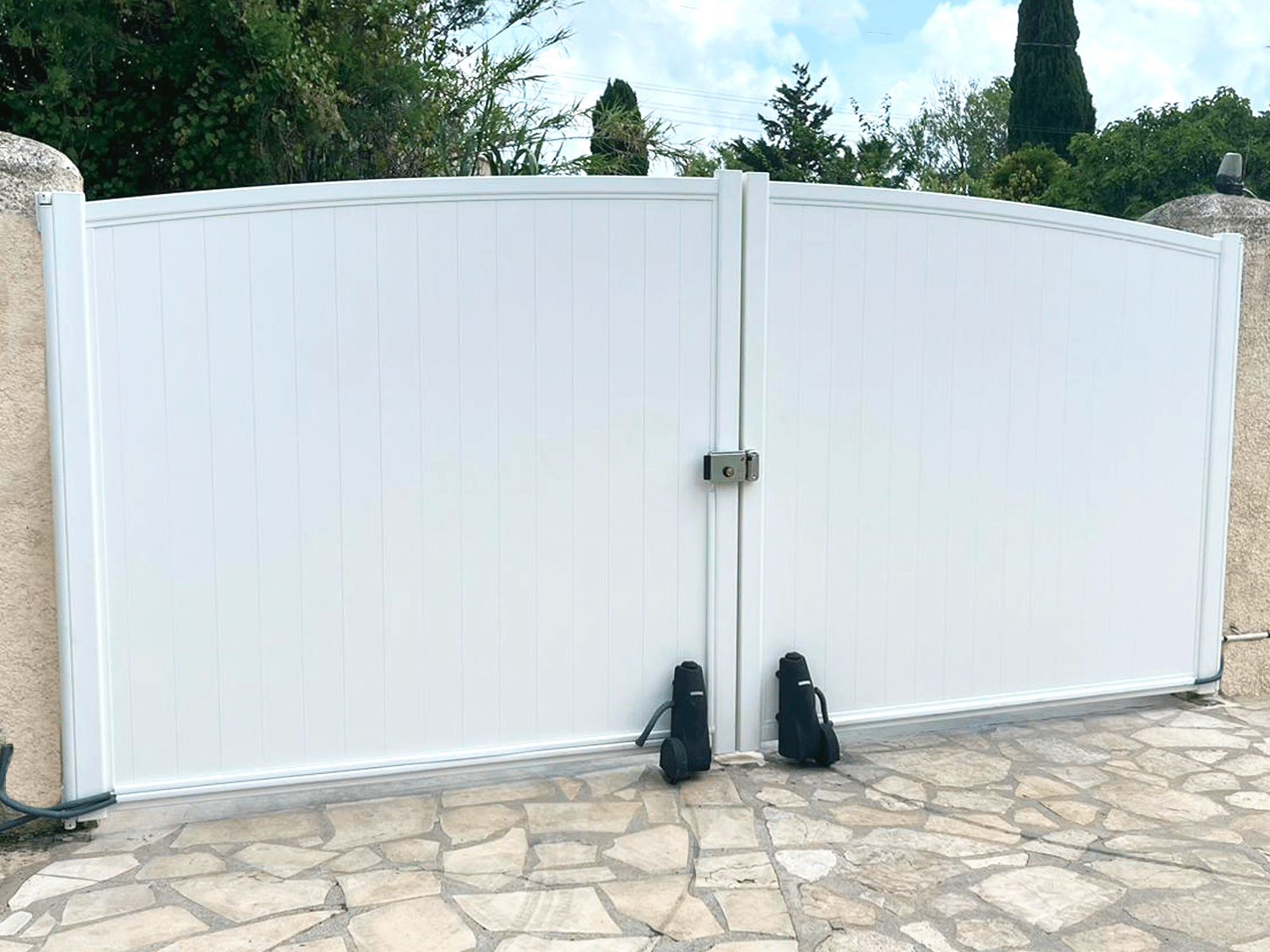 Portail sur mesure motorisé. Menuiserie aluminium