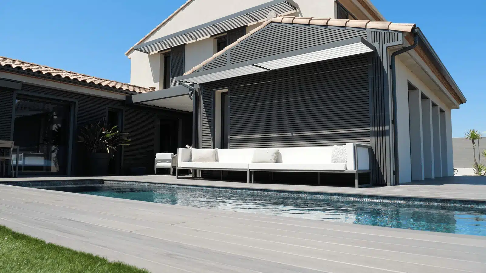 Aménagement d'une terrasse en bois composite avec piscine et pergola bioclimatique haut de gamme sur Montpellier.