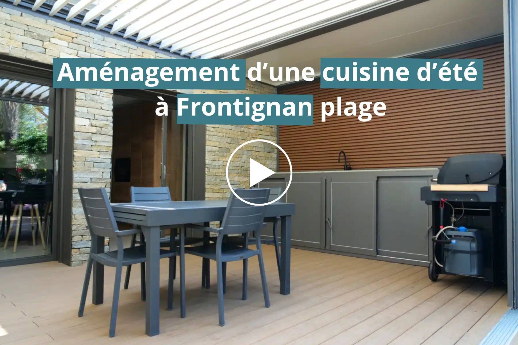 Vignette pour présenter la vidéo et l'article de l'aménagement d'une cuisine d'été et terrasse sur Frontignan Plage.