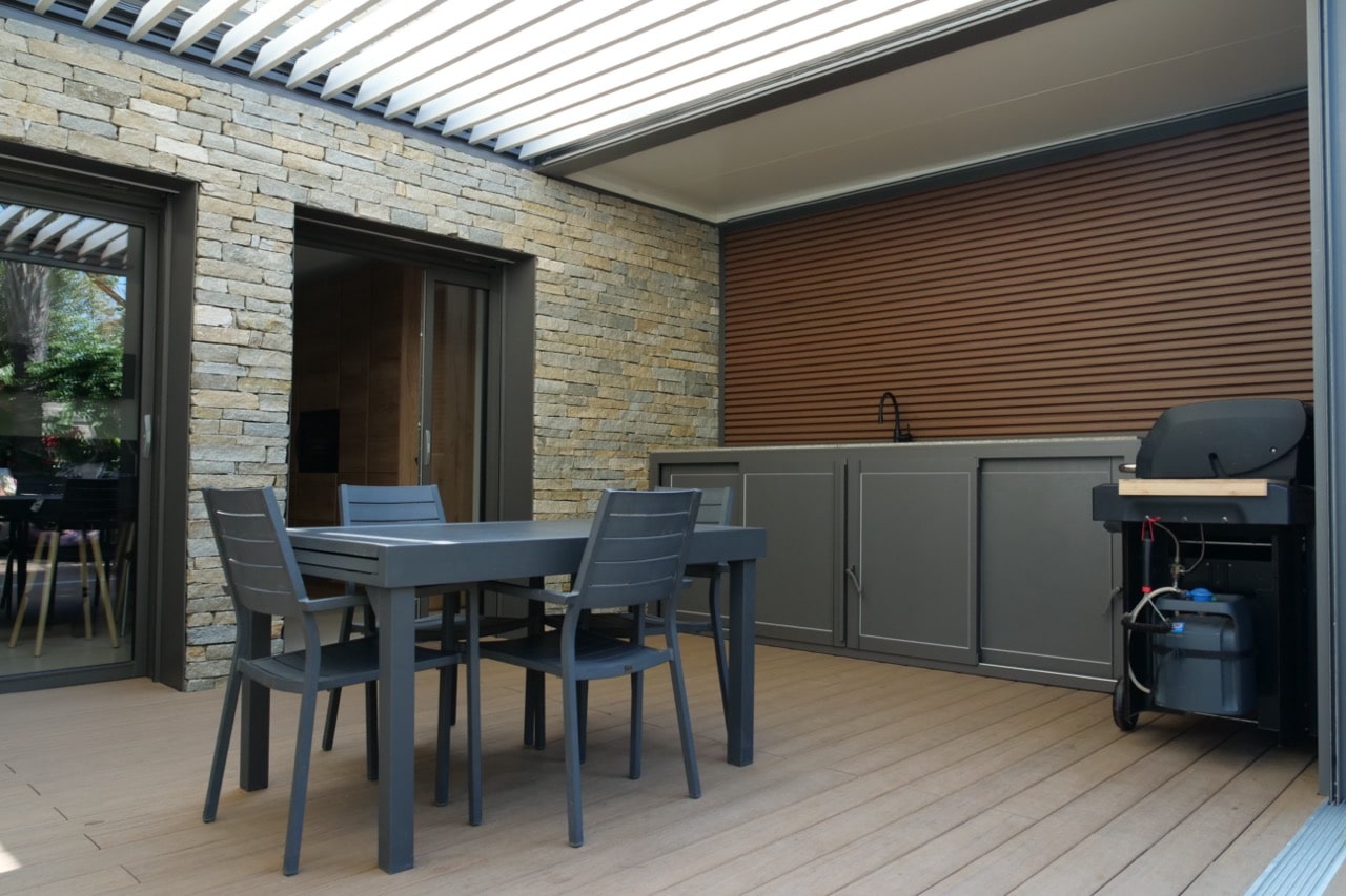 Cuisine d'été moderne, design et fonctionnelle