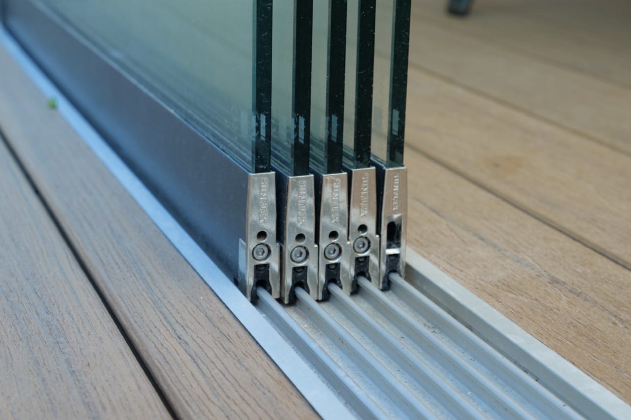 Rails de la baie vitrée sunflex intégrés dans la terrasse composite