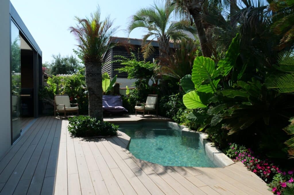 Terrasse avec piscine atypique et aménagement paysager