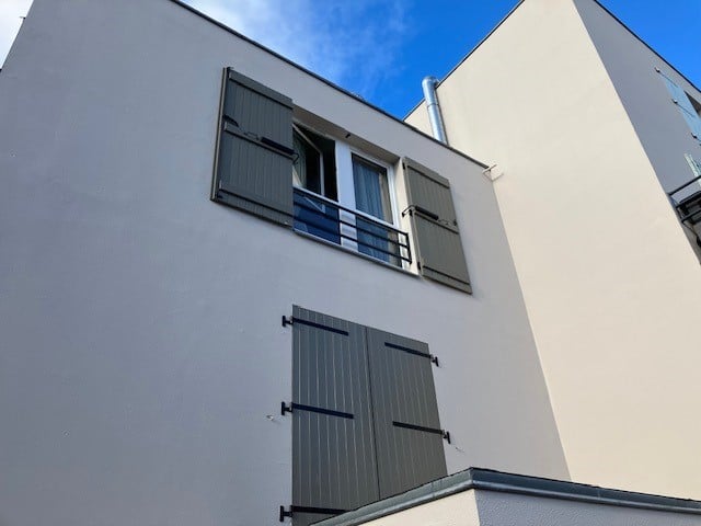 Façade moderne muni de volets battants composite lisses