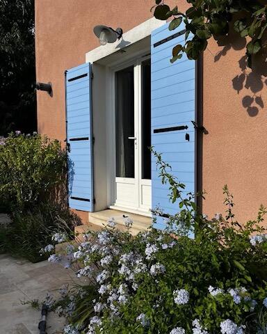 Volet battant modèle provençale couleur bleue.