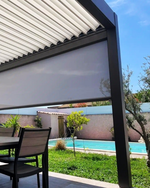 Pergola bioclimatique avec store latéral