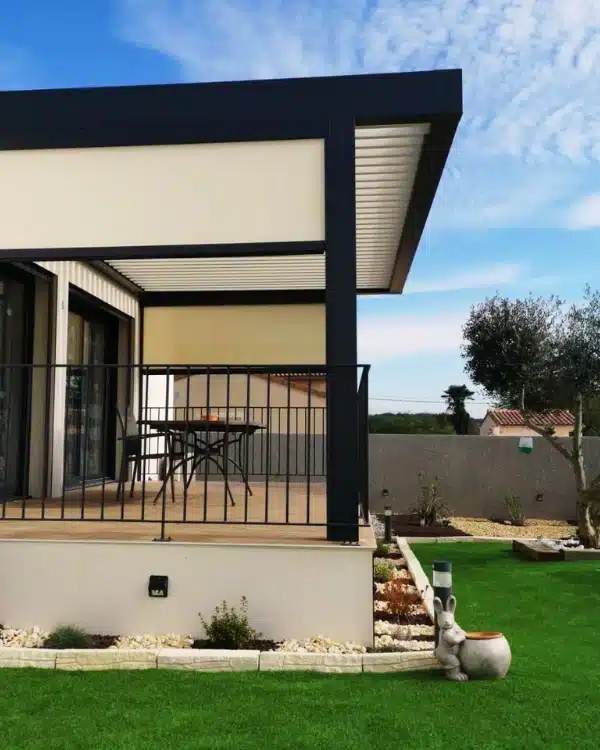 Structure avec poteaux déportés et stores latéraux - Villeneuve-les-Maguelones (34)