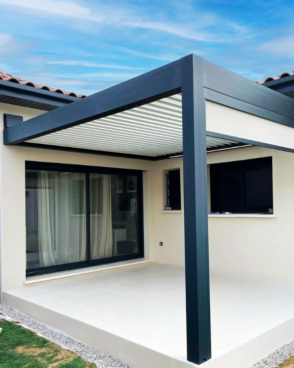 Module bioclimatique en aluminium avec store latéral