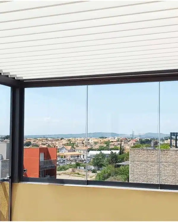 Pose d’une pergola sur un balcon avec panneaux verres