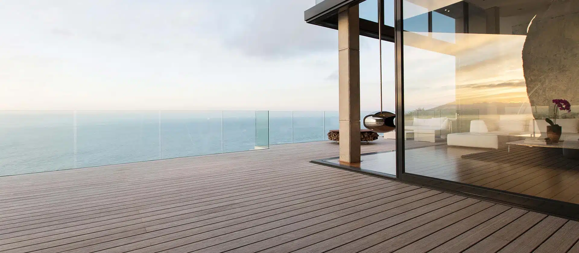 Image d'une terrasse avec les lames composite Manhattan de Fiberdeck