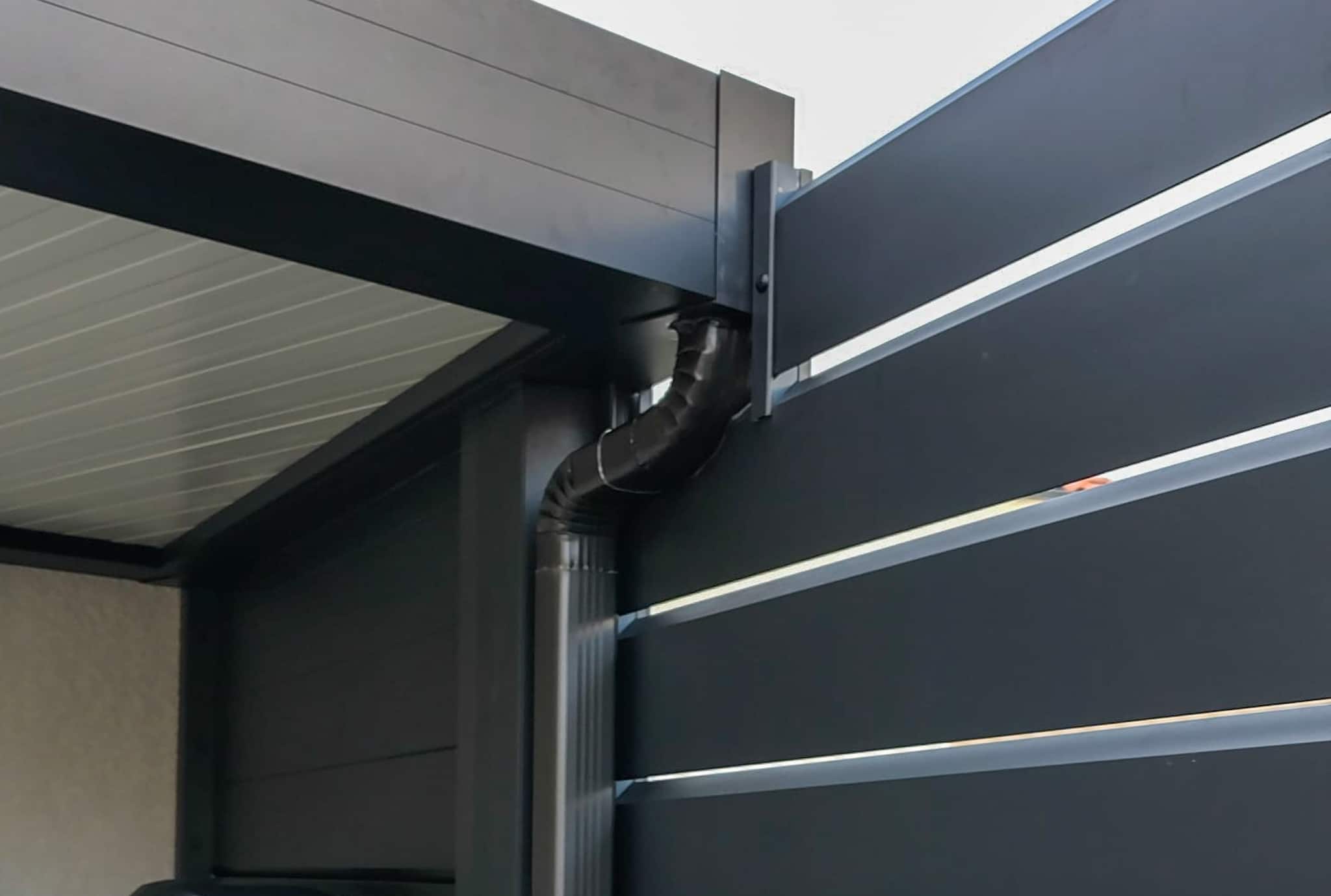 Raccord de la clôture aluminium et de la pergola bioclimatique
