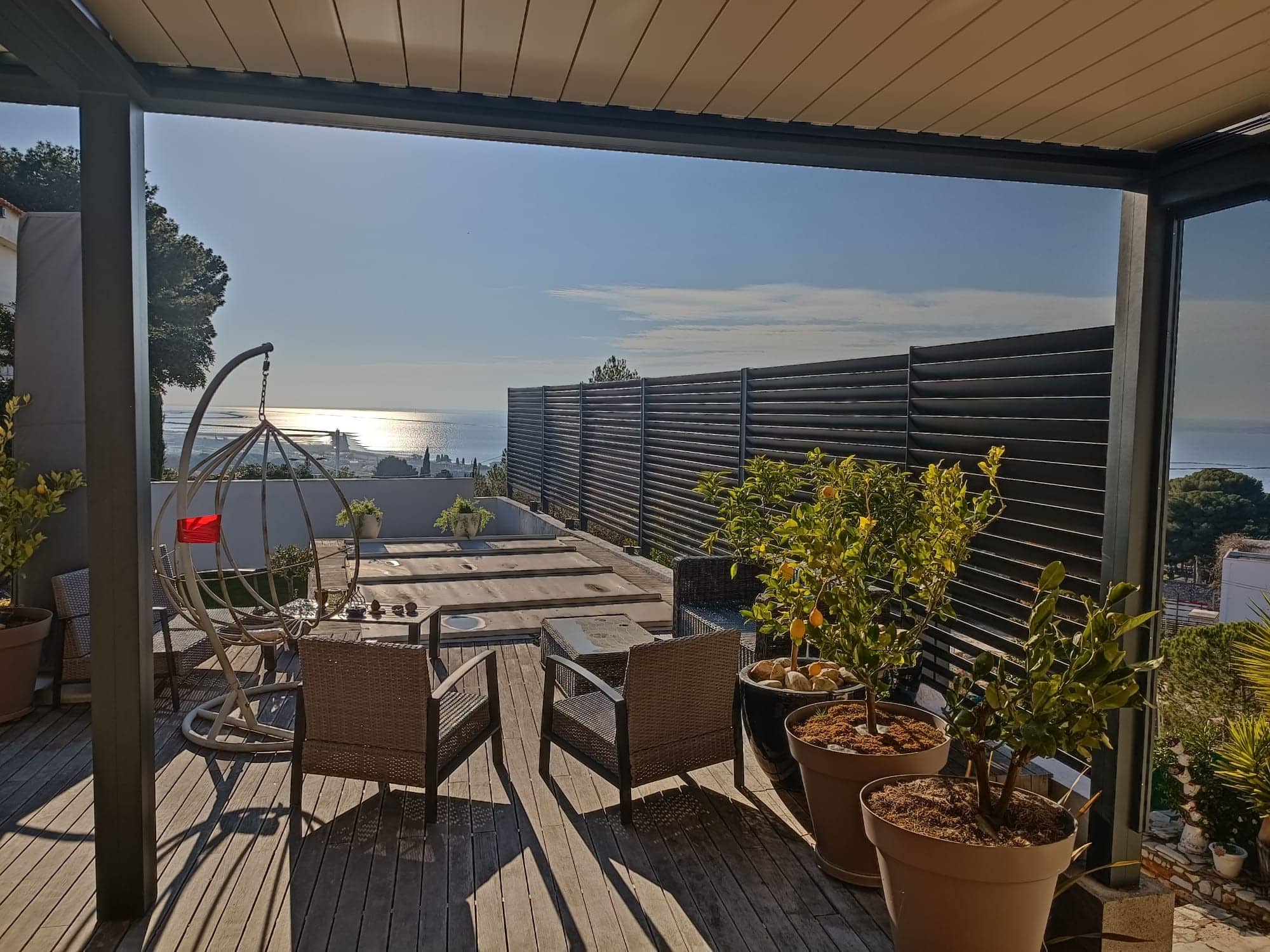 Le claustra aluminium sépare les espaces sans les fermer