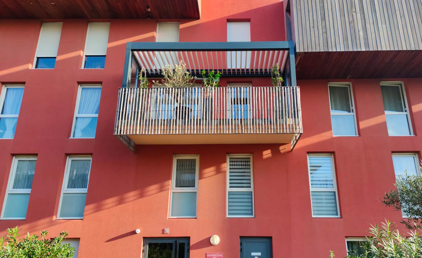Un balcon protégé, une façade soignée