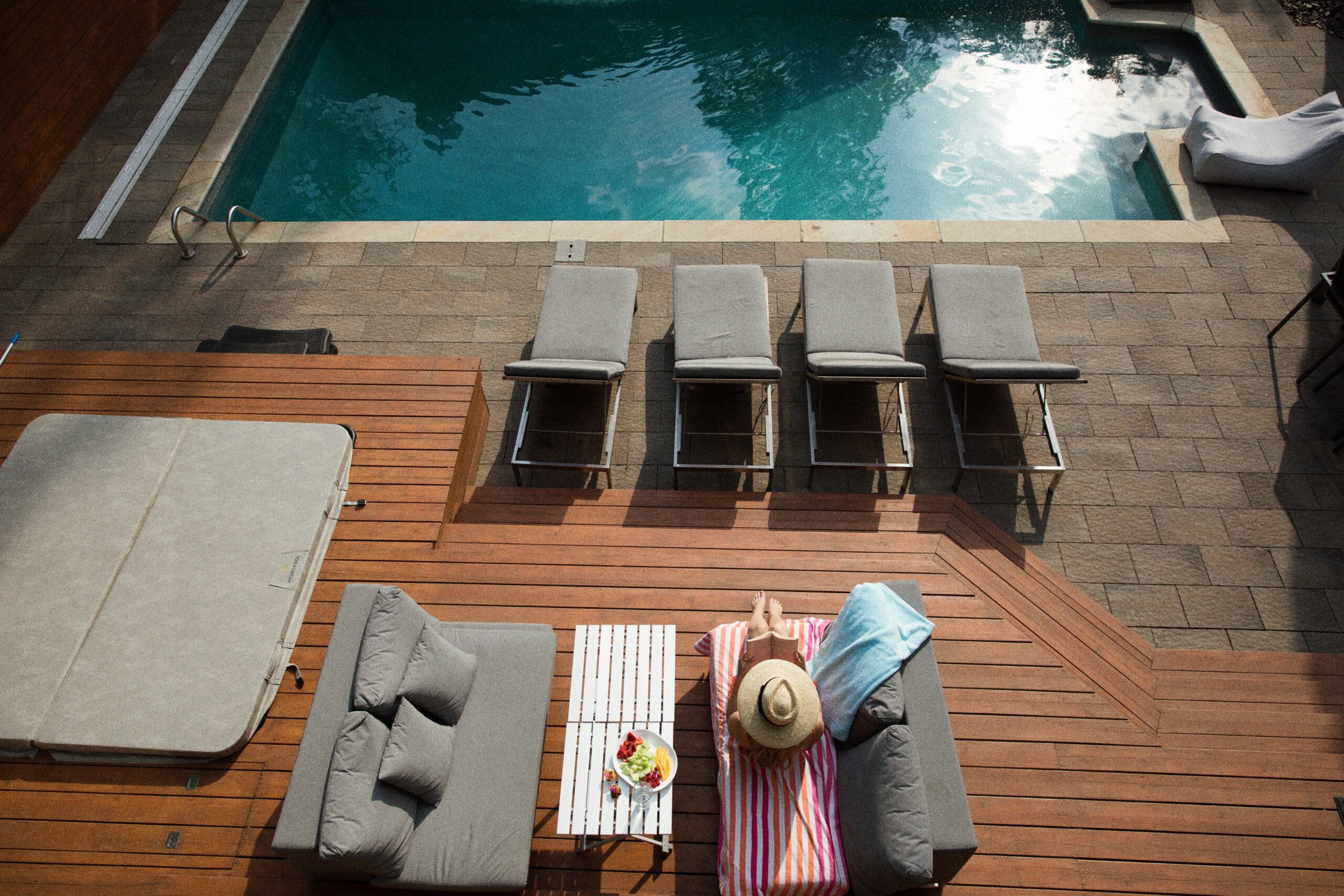 Fixé sur dalle, terrasse bois, composite ou sur plots