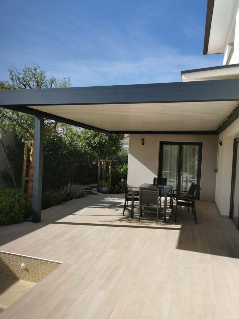 Pergola à poteaux déportés