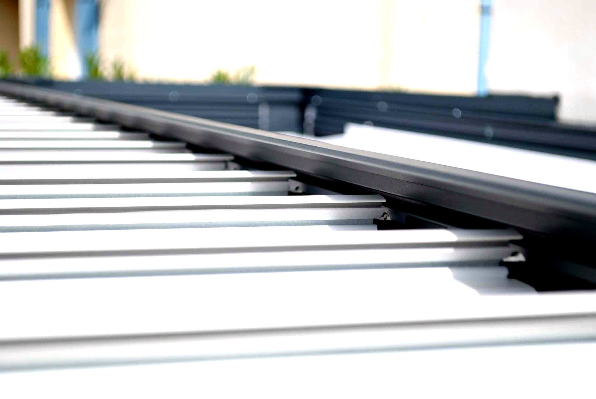 Lames orientables en aluminium d'une pergola bioclimatique motorisée