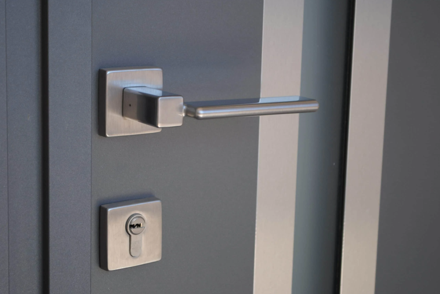 La porte d'entrée aluminium K-Line, personnalisable en détail