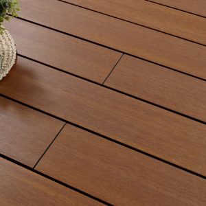 Exemple d'une terrasse en bois composite de la gamme EXOTICS