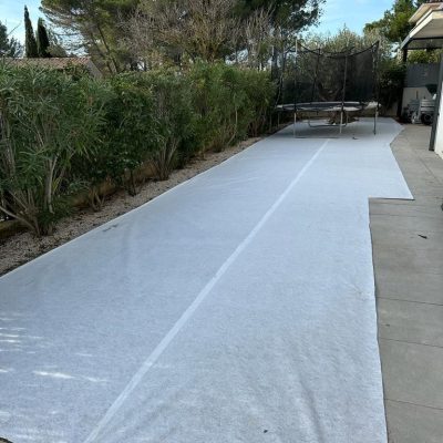 Intervention en cours. Pose du geotextile.